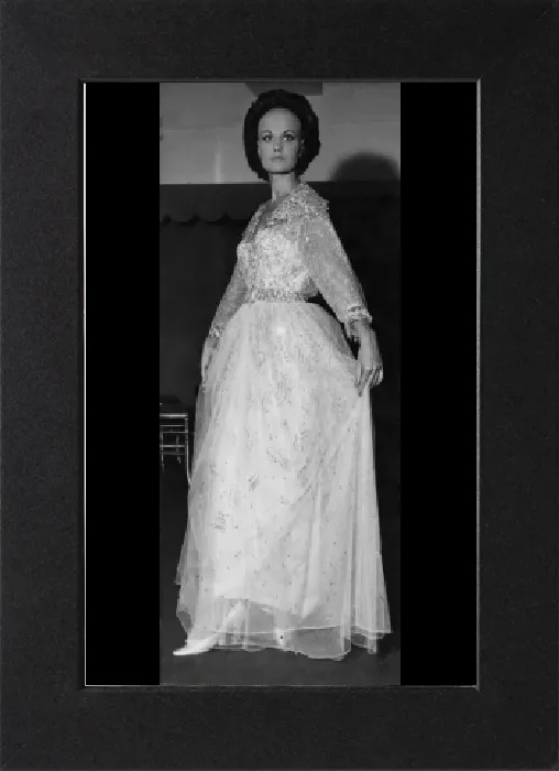 Impresión enmarcada : Moda de 1960. Ahora es un look de cabeza rapada loco para las chicas. Impresión enmarcada : Moda de 1960. Ahora es un look de cabeza rapada loco para las chicas.