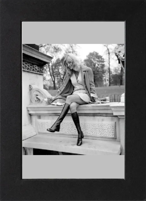 Impresión enmarcada : Moda. Ropa. Mujer. Monica Hahn modelando botas 69  /  11d. Noviembre de 1969 Z11146-006