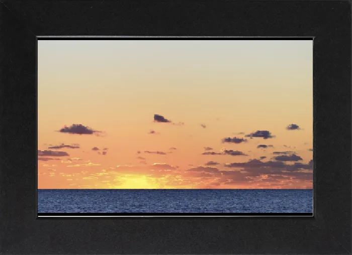 Impresión enmarcada : Atmósfera de noche poco después del atardecer. Impresión enmarcada : Atmósfera de noche poco después del atardecer.