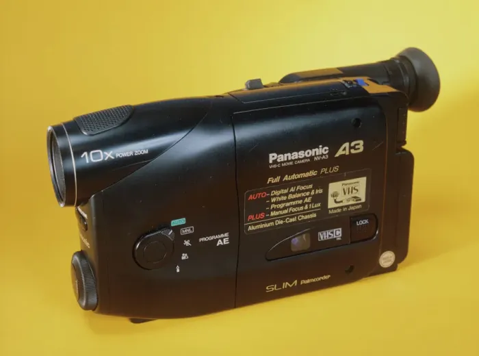 Impresión enmarcada : Camcorder. Cámara de cintas portátil con grabación analógica para videovision en casa