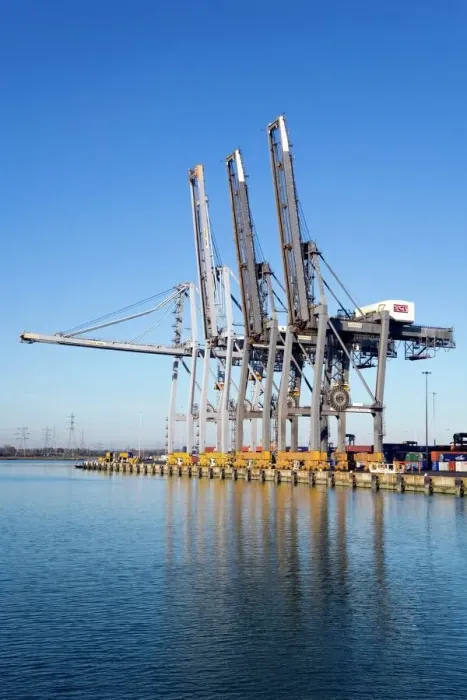 Impresión enmarcada : Cranes de muelle marítimo