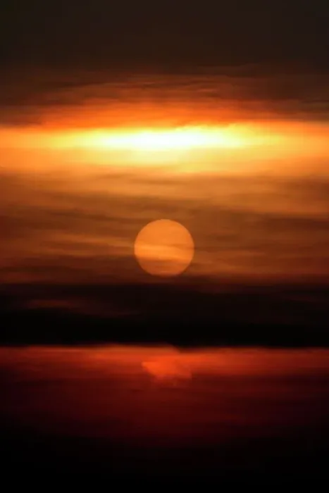 Impresión enmarcada : Sunset. Atardecer del sol detrás de las nubes Impresión enmarcada : Sunset. Atardecer del sol detrás de las nubes