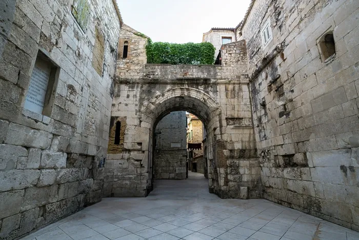 Impresión enmarcada : Explorando el Palacio de Diocleciano en Split, Croacia a través de arcos de piedra y calles antiguas. Impresión enmarcada : Explorando el Palacio de Diocleciano en Split, Croacia a través de arcos de piedra y calles antiguas.