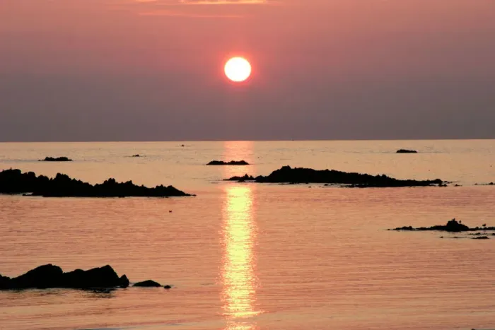 Impresión enmarcada : Sunset. Atardecer sobre la bahía de Cobo en el norte del isla de Guernésia
