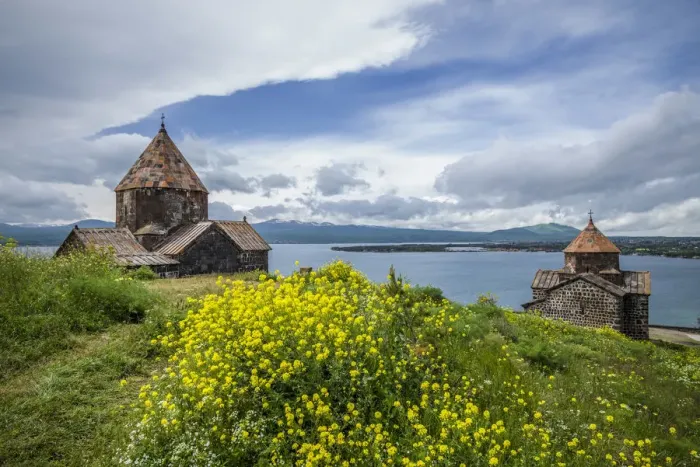Impresión enmarcada : Armenia; Lago Sévan; Sévan; Monasterio de Sevánvank ; fachada de la iglesia Impresión enmarcada : Armenia; Lago Sévan; Sévan; Monasterio de Sevánvank ; fachada de la iglesia