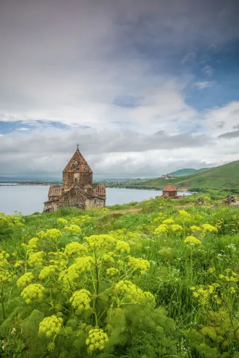 Impresión enmarcada : Armenia, Sevan. La iglesia del monasterio de Sevanavank, fachada exterior Impresión enmarcada : Armenia, Sevan. La iglesia del monasterio de Sevanavank, fachada exterior