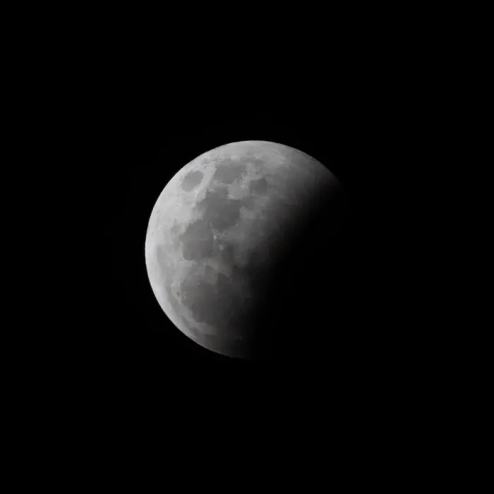 Impresión enmarcada : Fase parcial de eclipse lunar de luna llena. Impresión enmarcada : Fase parcial de eclipse lunar de luna llena.