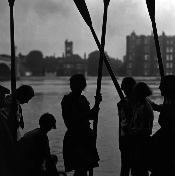 Impresión enmarcada : Stranded. 14 de octubre de 1931: Las niñas remeras quedan varadas por las Impresión enmarcada : Stranded. 14 de octubre de 1931: Las niñas remeras quedan varadas por las
