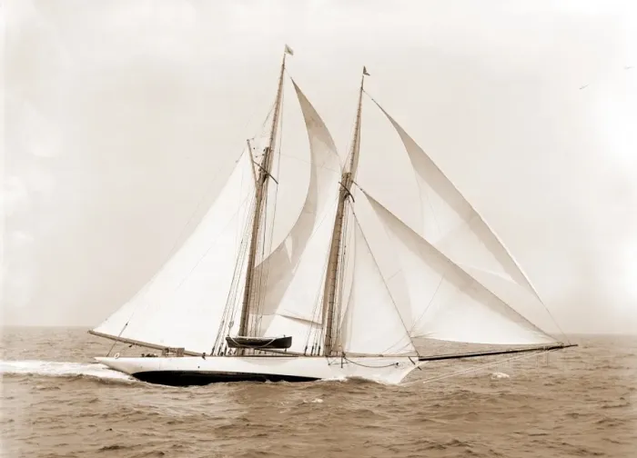 Impresión enmarcada : Corona, bandera de Commodore Ledyard, Corona (Schooner), Yates, 1900. Impresión enmarcada : Corona, bandera de Commodore Ledyard, Corona (Schooner), Yates, 1900.