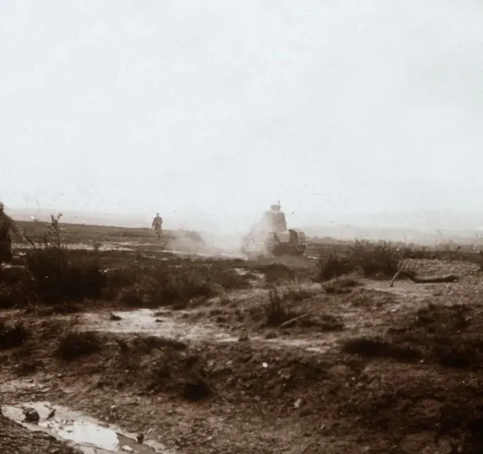Impresión enmarcada : Avanzando con tanques, c1914-c1918. Impresión enmarcada : Avanzando con tanques, c1914-c1918.