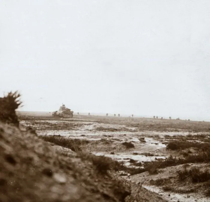 Impresión enmarcada : Avanzando con tanques, c1914-c1918.