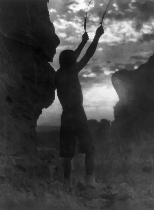 Impresión enmarcada : Ofrenda al sol-San Ildefonso, c1927. Creador: Edward Sheriff Curtis