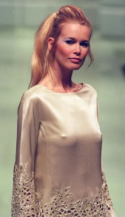Impresión enmarcada : CLAUDIA SCHIFFER MODELA VALENTINO EN PARÍS. Impresión enmarcada : CLAUDIA SCHIFFER MODELA VALENTINO EN PARÍS.