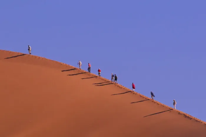 Impresión enmarcada : Desert. personas haciendo senderismo en la gran duna de arena Big Daddy en Sossusvlei Impresión enmarcada : Desert. personas haciendo senderismo en la gran duna de arena Big Daddy en Sossusvlei