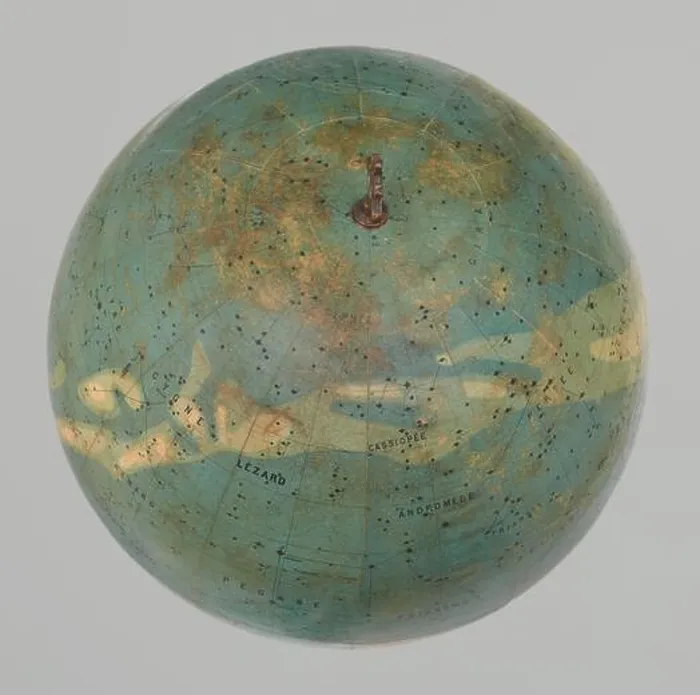 Impresión enmarcada : Un globo celestial que representa el cielo, desde principios del siglo XX, específicamente fechado en 1900. Impresión enmarcada : Un globo celestial que representa el cielo, desde principios del siglo XX, específicamente fechado en 1900.