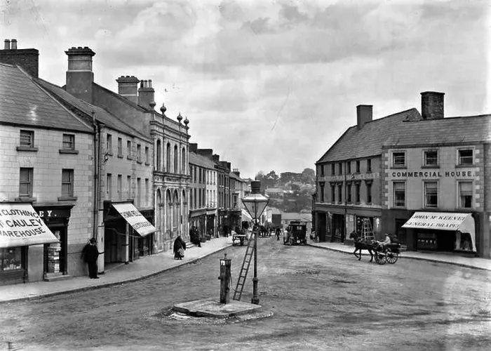 Impresión enmarcada : Fotografía del Triangular Square en Navan. Impresión enmarcada : Fotografía del Triangular Square en Navan.