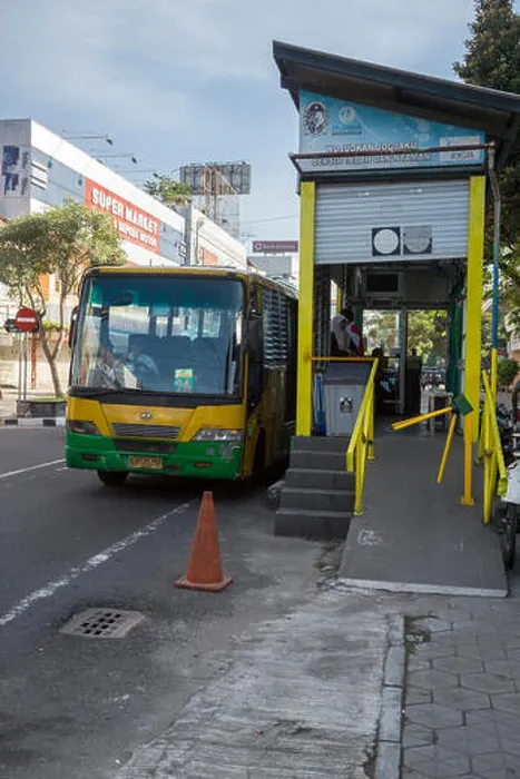 Impresión enmarcada : Yogyakarta, Java, Indonesia. Parada de autobús, Calle Jalan Pangeran Mangkubumi.