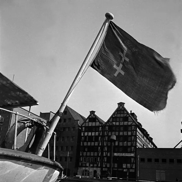 Impresión enmarcada : Danzig. La bandera de la ciudad libre de Danzig en un barco en el puerto de Dantzk 