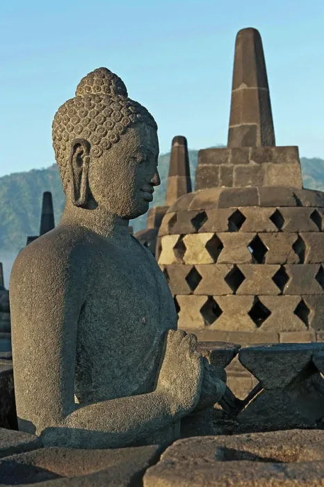 Impresión enmarcada : Indonesia, Java, Borobudur, Sentado, Buda de granito con pequeñas estupas en el fondo. Impresión enmarcada : Indonesia, Java, Borobudur, Sentado, Buda de granito con pequeñas estupas en el fondo.