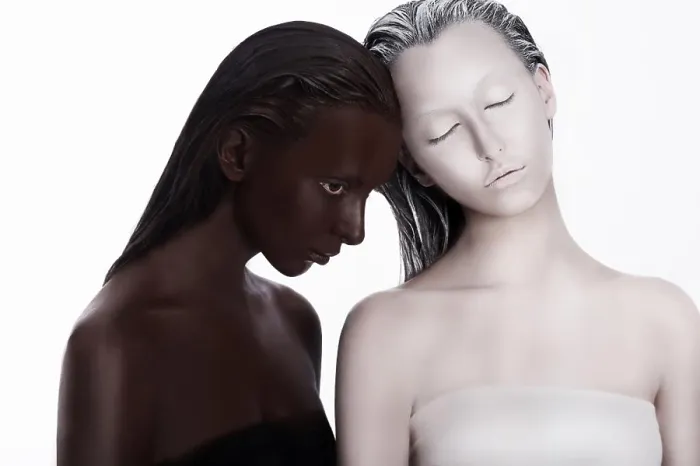 Impresión enmarcada : Concepto Multirracial y Multicultural. Etincia. Mujeres Coloridas Marrones y Blancas. Devoción