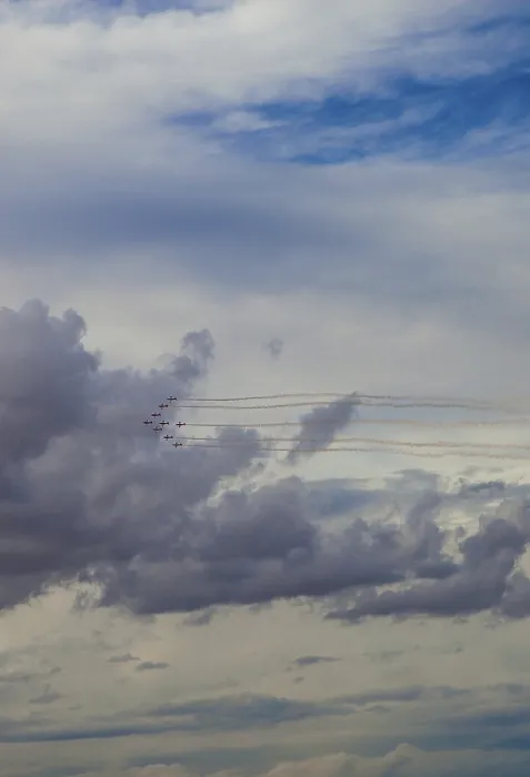 Impresión enmarcada : Aviones acrobáticos surcan a través de un dramático.