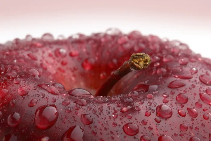 Impresión enmarcada : Manzana con gotas de agua. Impresión enmarcada : Manzana con gotas de agua.