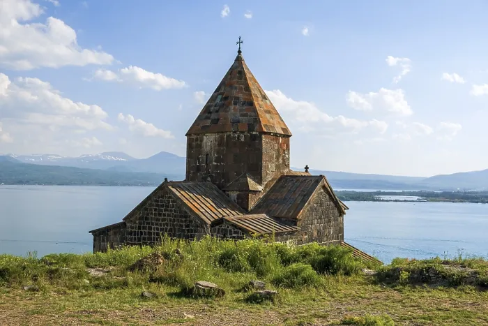 Impresión enmarcada : Iglesia Ortodoxa Armenia Sevanavank sobre el lago Sevan.