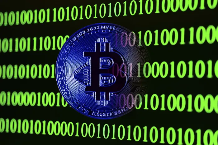 Impresión enmarcada : 'Bitcoin con código binario'. Impresión enmarcada : 'Bitcoin con código binario'.