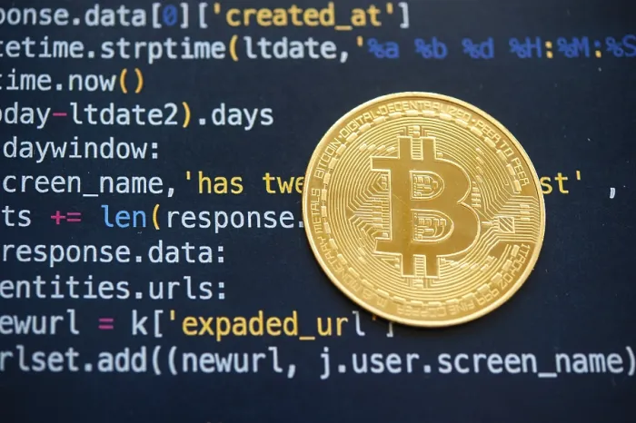 Impresión enmarcada : Una moneda de Bitcoin encima del código de programación informática. Impresión enmarcada : Una moneda de Bitcoin encima del código de programación informática.