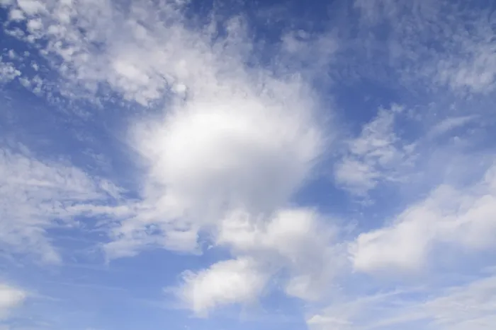Impresión enmarcada : Cielo azul con nubes, formación de nubes.