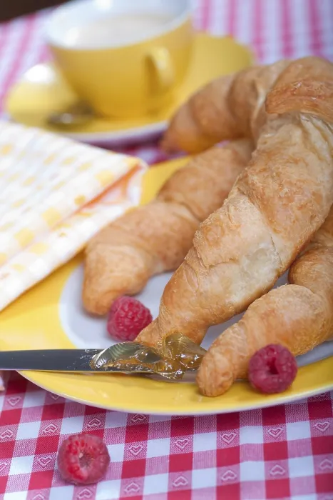 Impresión enmarcada : Mesa de desayuno con croissants.