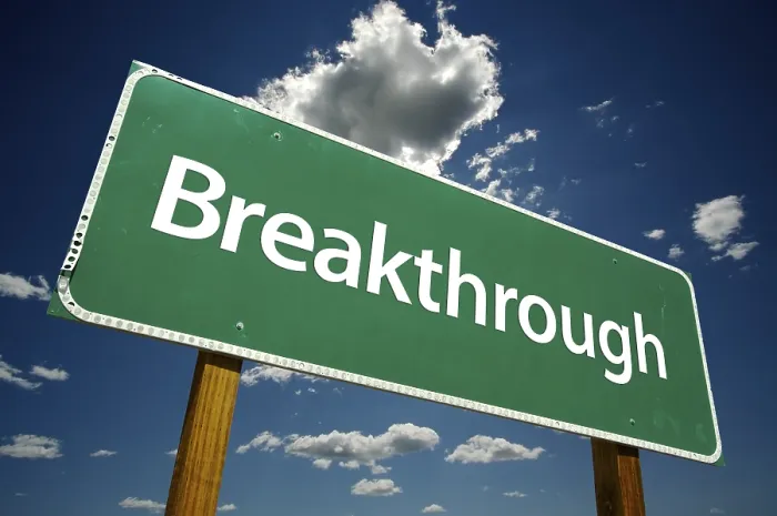 Impresión enmarcada : Señal de tráfico 'Breakthrough' con nubes dramáticas y cielo. Impresión enmarcada : Señal de tráfico 'Breakthrough' con nubes dramáticas y cielo.