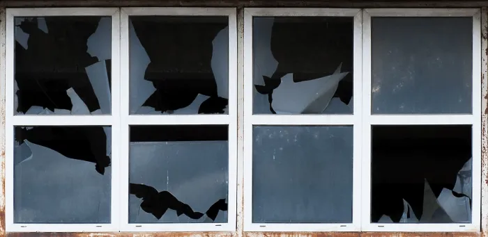 Impresión enmarcada : Ventanas rotas de un edificio antiguo. Marcos blancos. Impresión enmarcada : Ventanas rotas de un edificio antiguo. Marcos blancos.