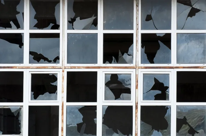 Impresión enmarcada : Ventanas rotas de un edificio antiguo. Marcas blancas.