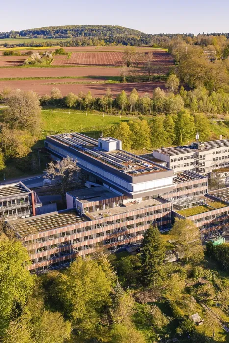 Impresión enmarcada : Edificio complejo con paneles solares rodeado de campos.