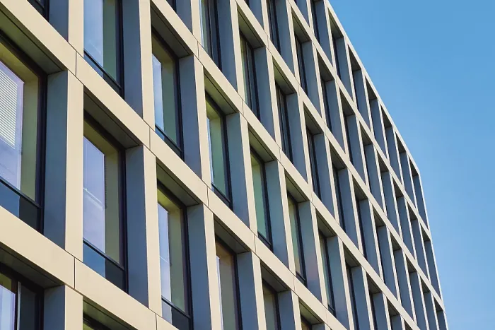 Impresión enmarcada : Fachada del edificio con patrón geométrico. Impresión enmarcada : Fachada del edificio con patrón geométrico.