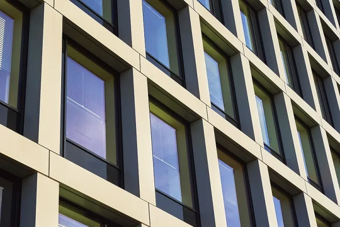 Impresión enmarcada : Fachada del edificio con patrón geométrico.