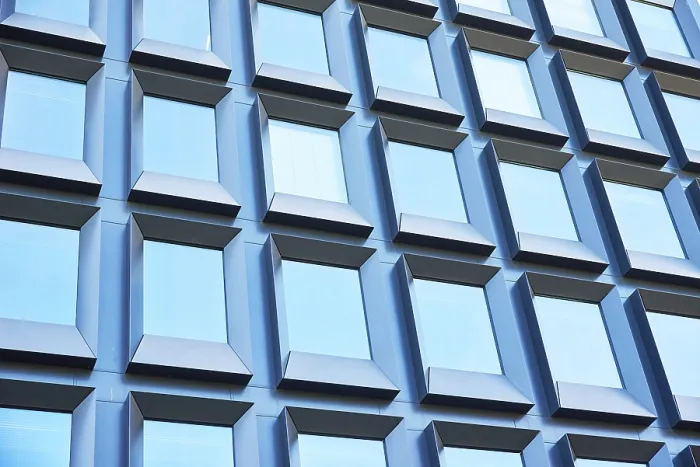 Impresión enmarcada : Fachada del edificio con patrón geométrico. Impresión enmarcada : Fachada del edificio con patrón geométrico.