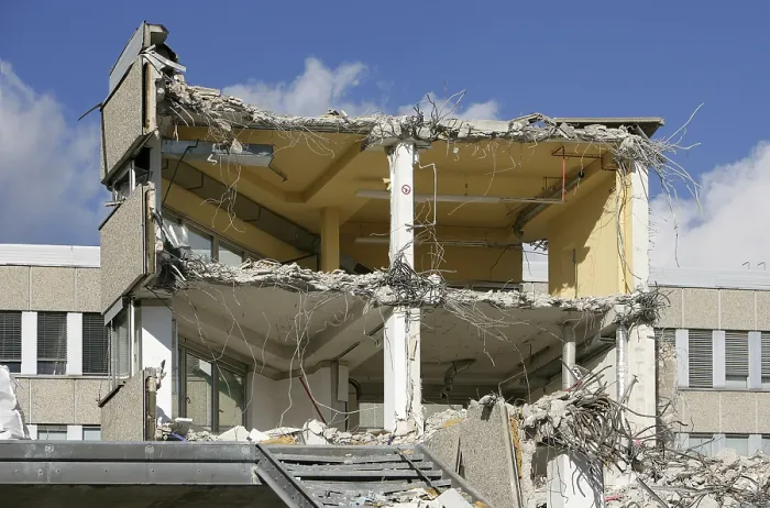 Impresión enmarcada : Edificio en proceso de demolición. Impresión enmarcada : Edificio en proceso de demolición.
