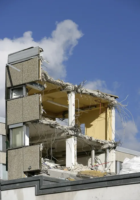 Impresión enmarcada : Edificio en proceso de demolición.