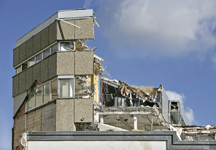 Impresión enmarcada : Edificio en proceso de demolición.