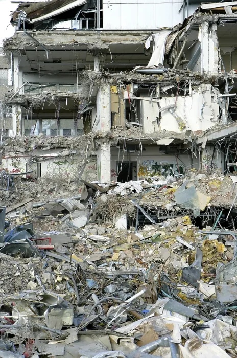 Impresión enmarcada : Edificio en proceso de derribo, escombros. Impresión enmarcada : Edificio en proceso de derribo, escombros.