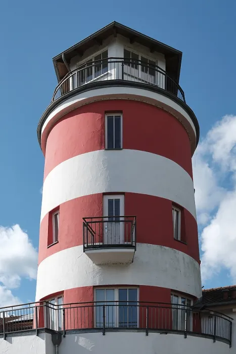 Impresión enmarcada : Edificio en forma de faro. Impresión enmarcada : Edificio en forma de faro.