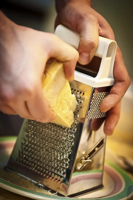 Impresión enmarcada : Rallado de queso. Impresión enmarcada : Rallado de queso.