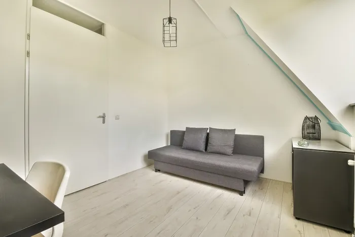 Impresión enmarcada : Un espacio interior chic y simple que cuenta con un sofá gris. Impresión enmarcada : Un espacio interior chic y simple que cuenta con un sofá gris.