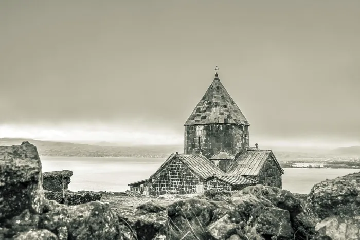 Impresión enmarcada : 'Edificio del complejo monástico de Sevanavank en primer plano con panorama del lago Sevan'.