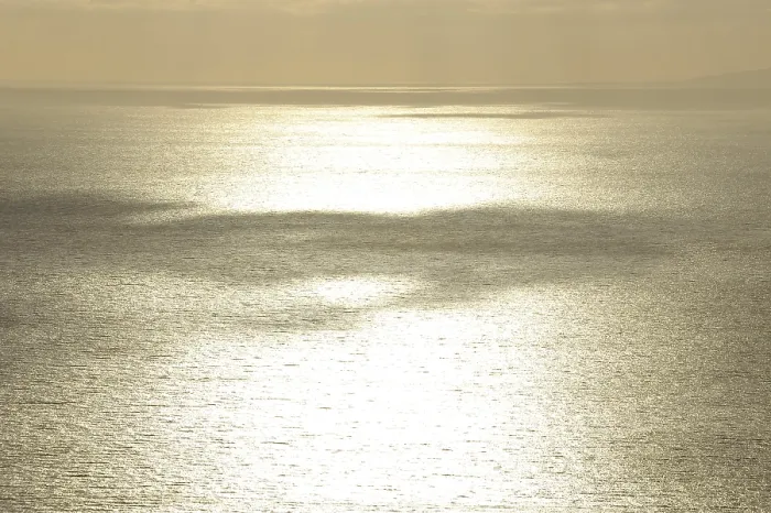 Impresión enmarcada : Nubes proyectando sombras sobre el mar.