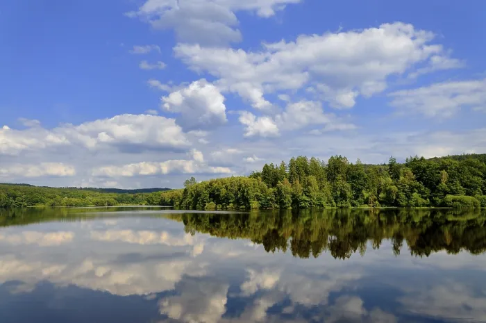 Impresión enmarcada : Nubes reflejadas en Mohnesee. Impresión enmarcada : Nubes reflejadas en Mohnesee.