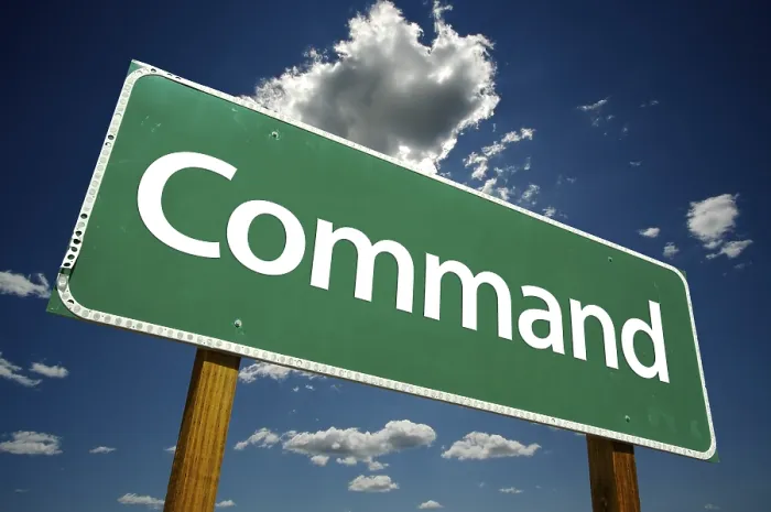 Impresión enmarcada : Señal de carretera Command con nubes dramáticas y cielo Impresión enmarcada : Señal de carretera Command con nubes dramáticas y cielo