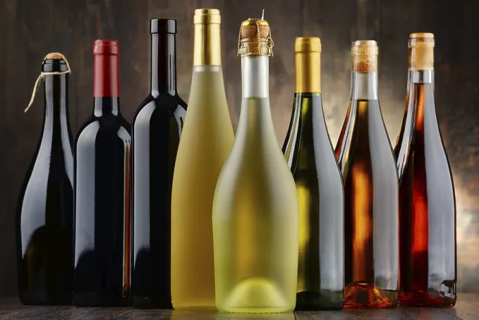 Impresión enmarcada : Composición con botellas de vino variadas. Impresión enmarcada : Composición con botellas de vino variadas.